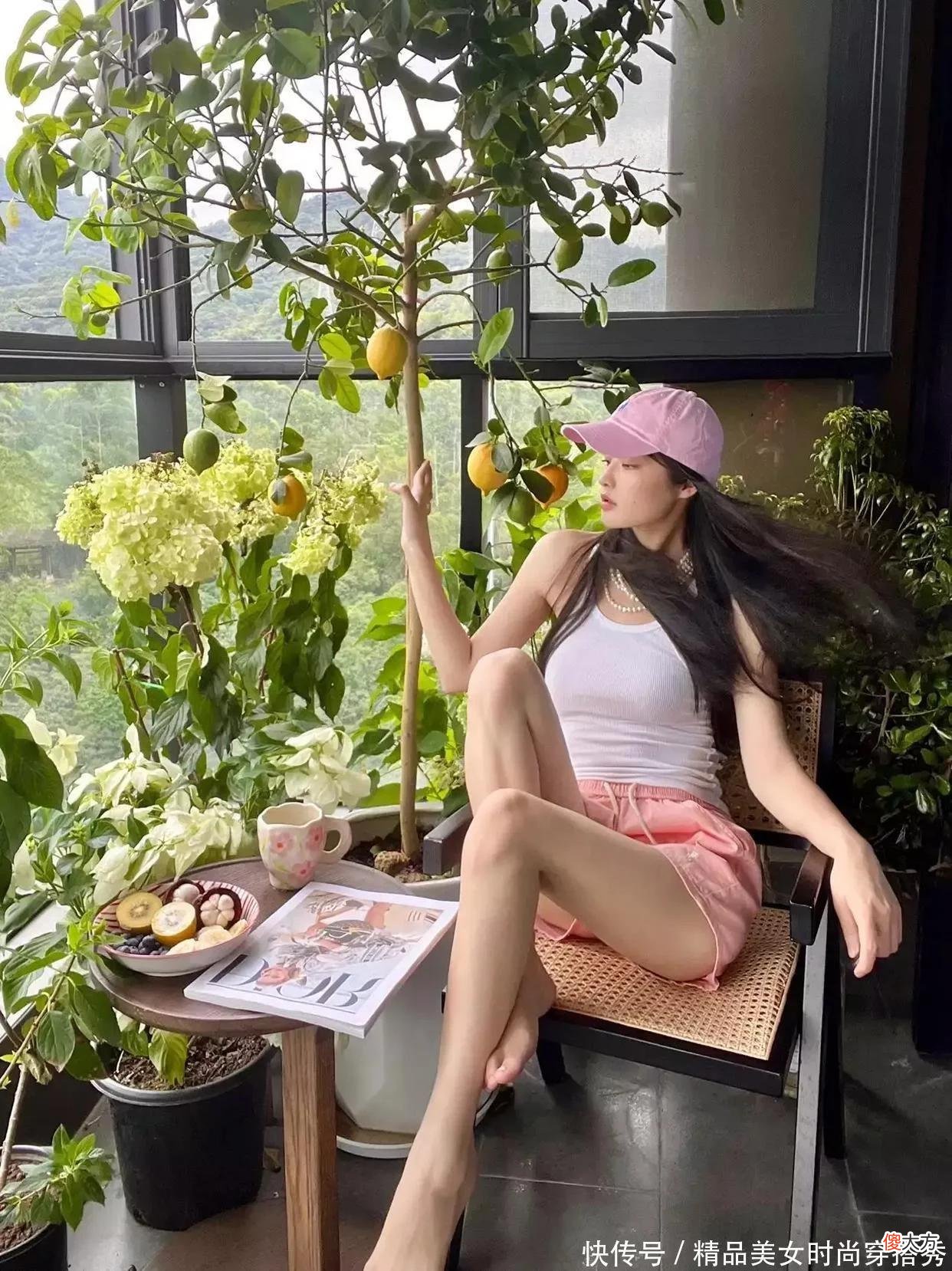 【时尚一点】清爽的米白色吊带背心搭配粉色短裤既有着少女的纯情，又有着惹眼的火辣
