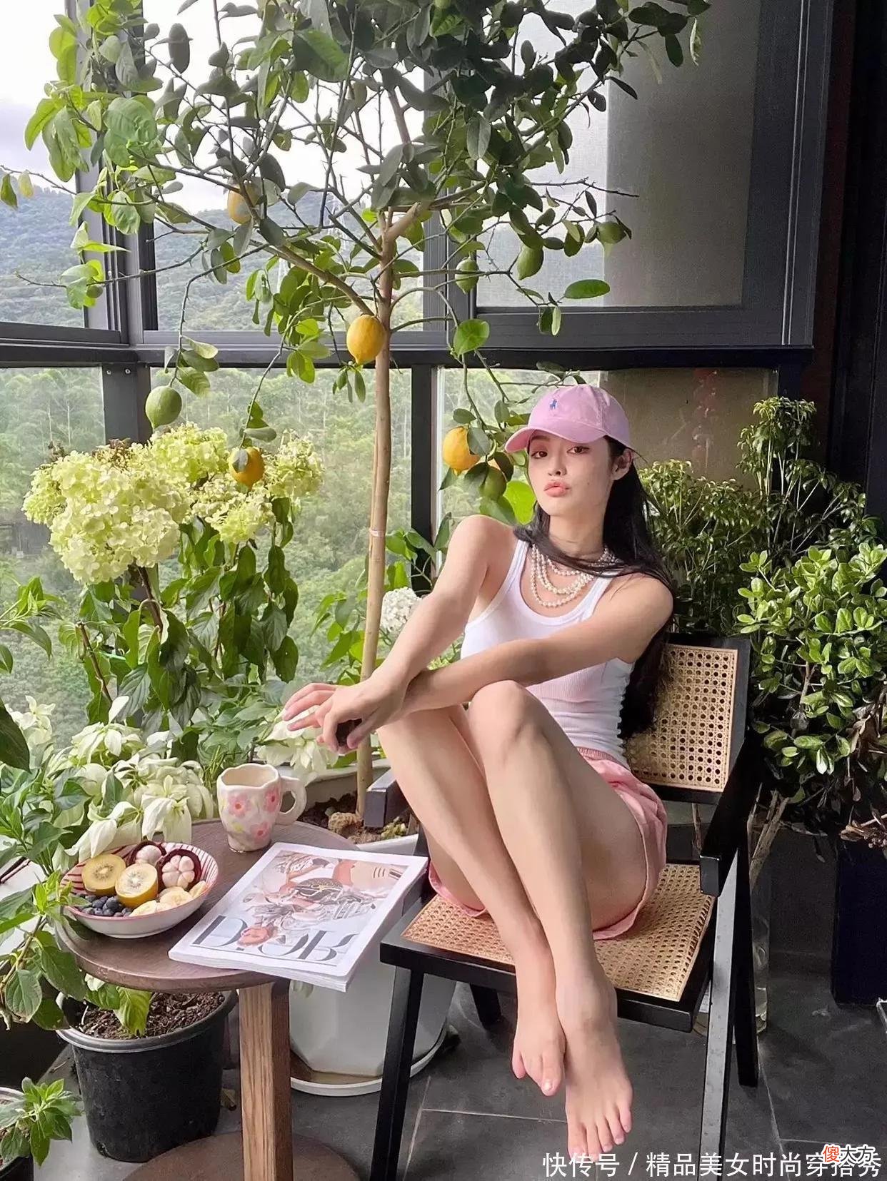 【时尚一点】清爽的米白色吊带背心搭配粉色短裤既有着少女的纯情，又有着惹眼的火辣