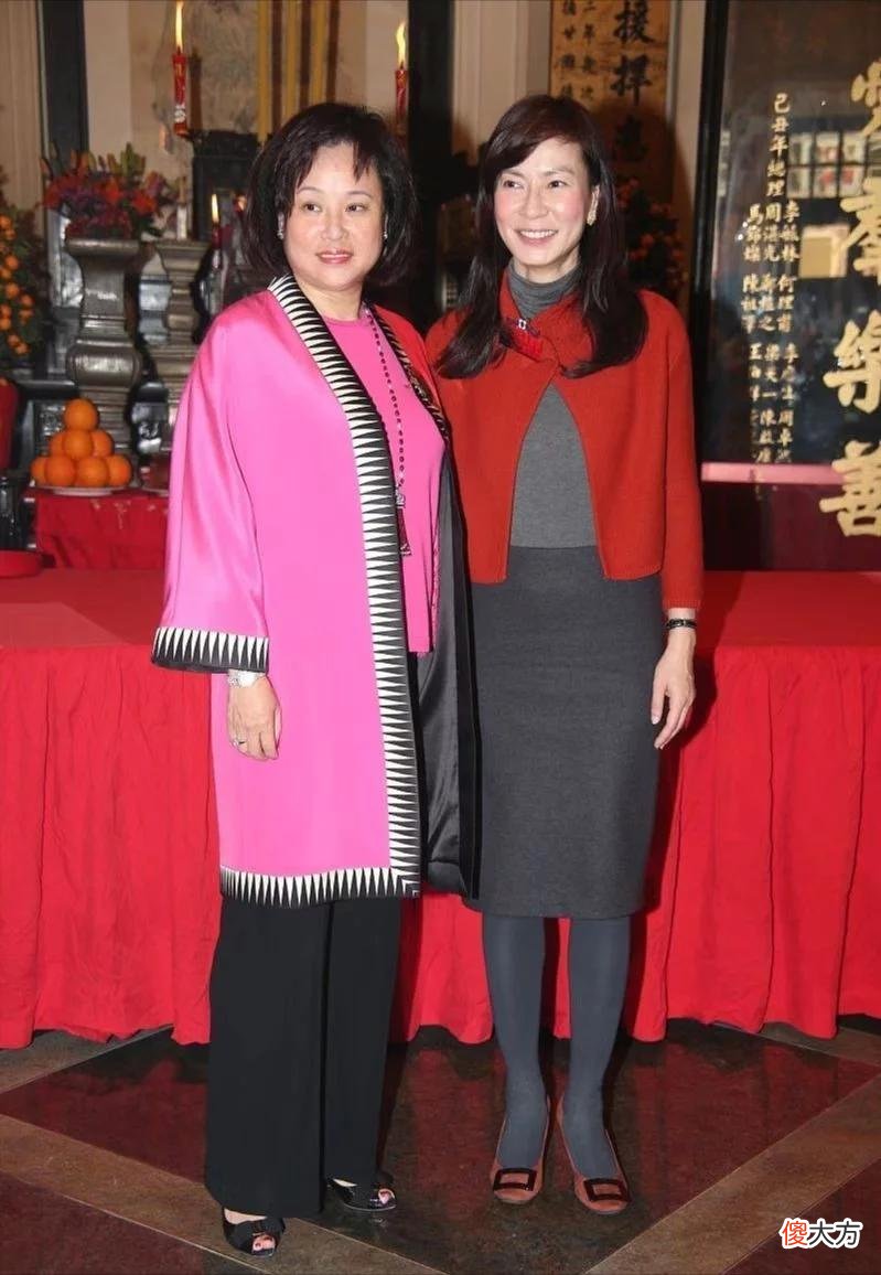 【就爱时尚】赌王三太真有豪门范，戴全套珠宝太奢华，继女穿成同龄人打扮好土