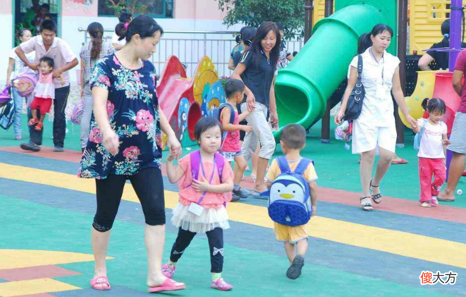 送孩子上幼儿园的最佳人选，并非爸爸妈妈，而是这位，你做对了吗