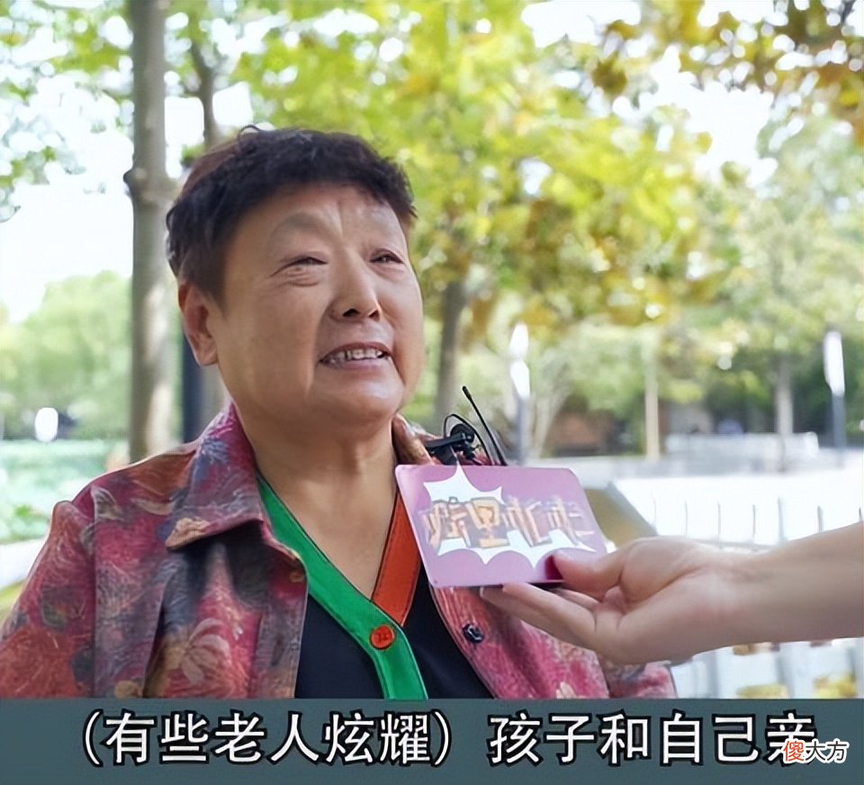 “我只管带娃不管教娃”，采访外婆硬核回答，戳破多少父母小心思