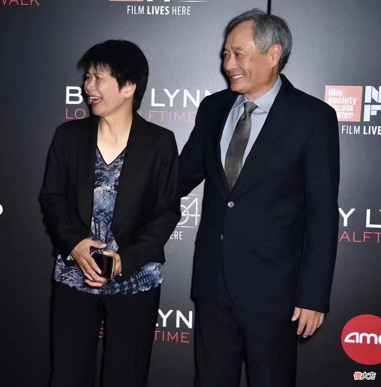 【就爱时尚】李安老婆真是贤惠女人，随老公亮相也不化妆，女职员打扮像个助理