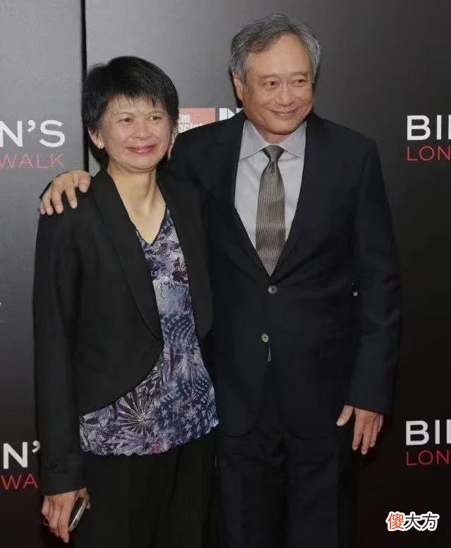 【就爱时尚】李安老婆真是贤惠女人，随老公亮相也不化妆，女职员打扮像个助理