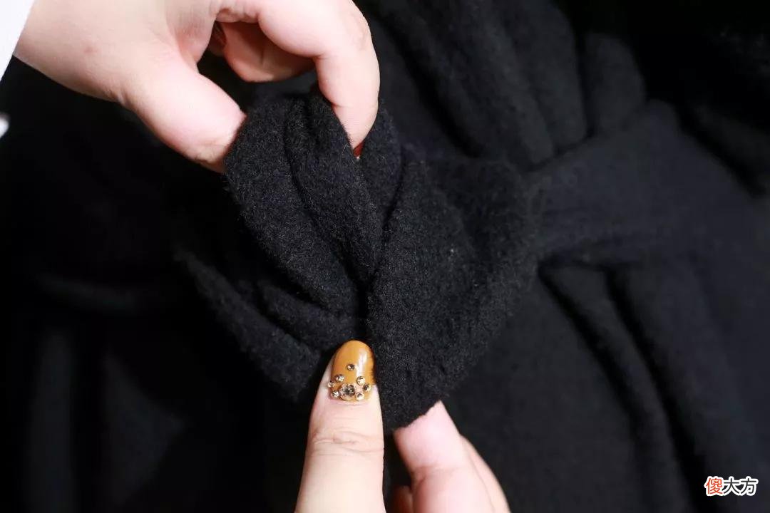 风衣后面的腰带怎么系 风衣后面的腰带怎么系图解