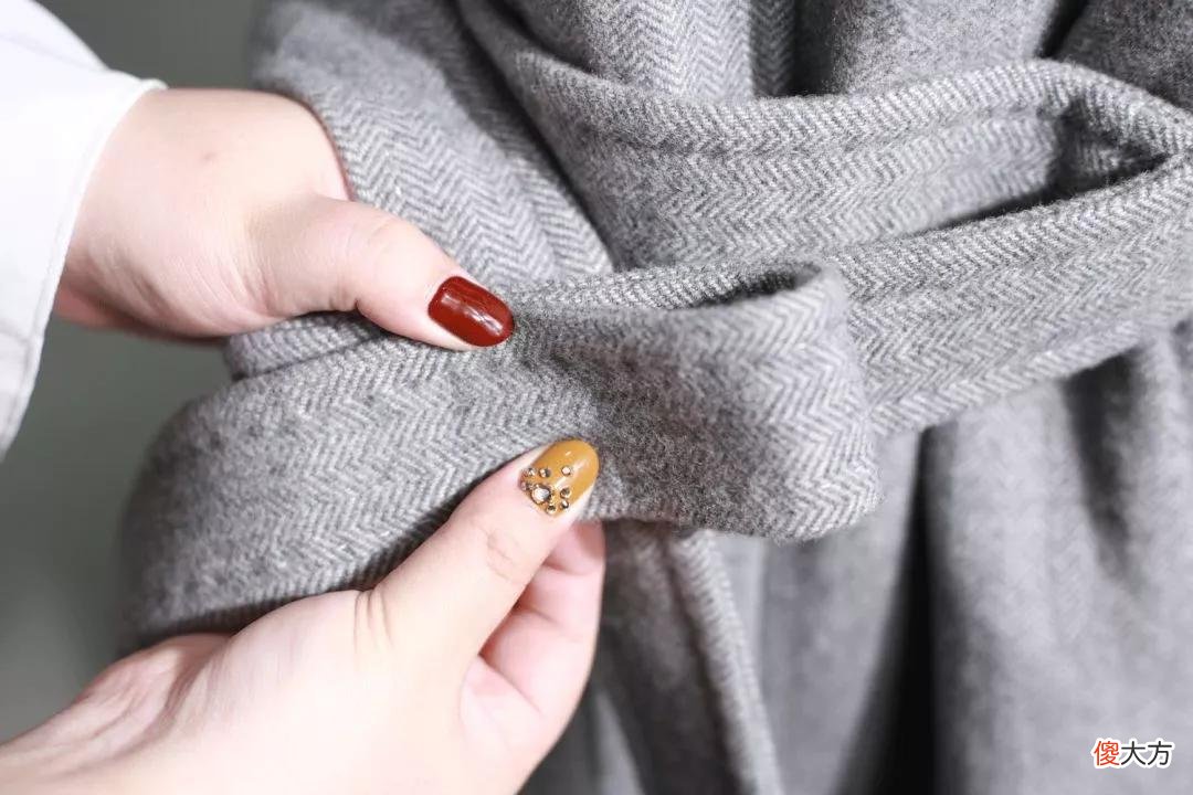 风衣后面的腰带怎么系 风衣后面的腰带怎么系图解