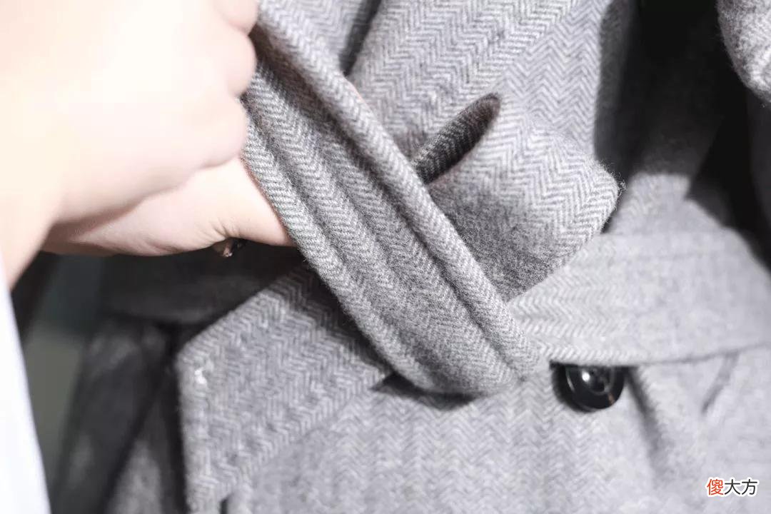 风衣后面的腰带怎么系 风衣后面的腰带怎么系图解