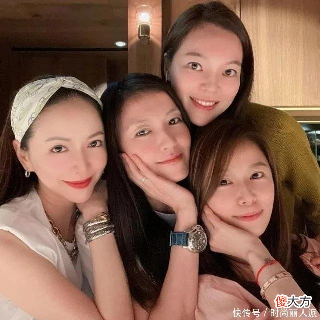 【时尚一点】富士康老板娘与71岁老公罕见合体！她穿薄纱裙少女感爆棚，气质绝