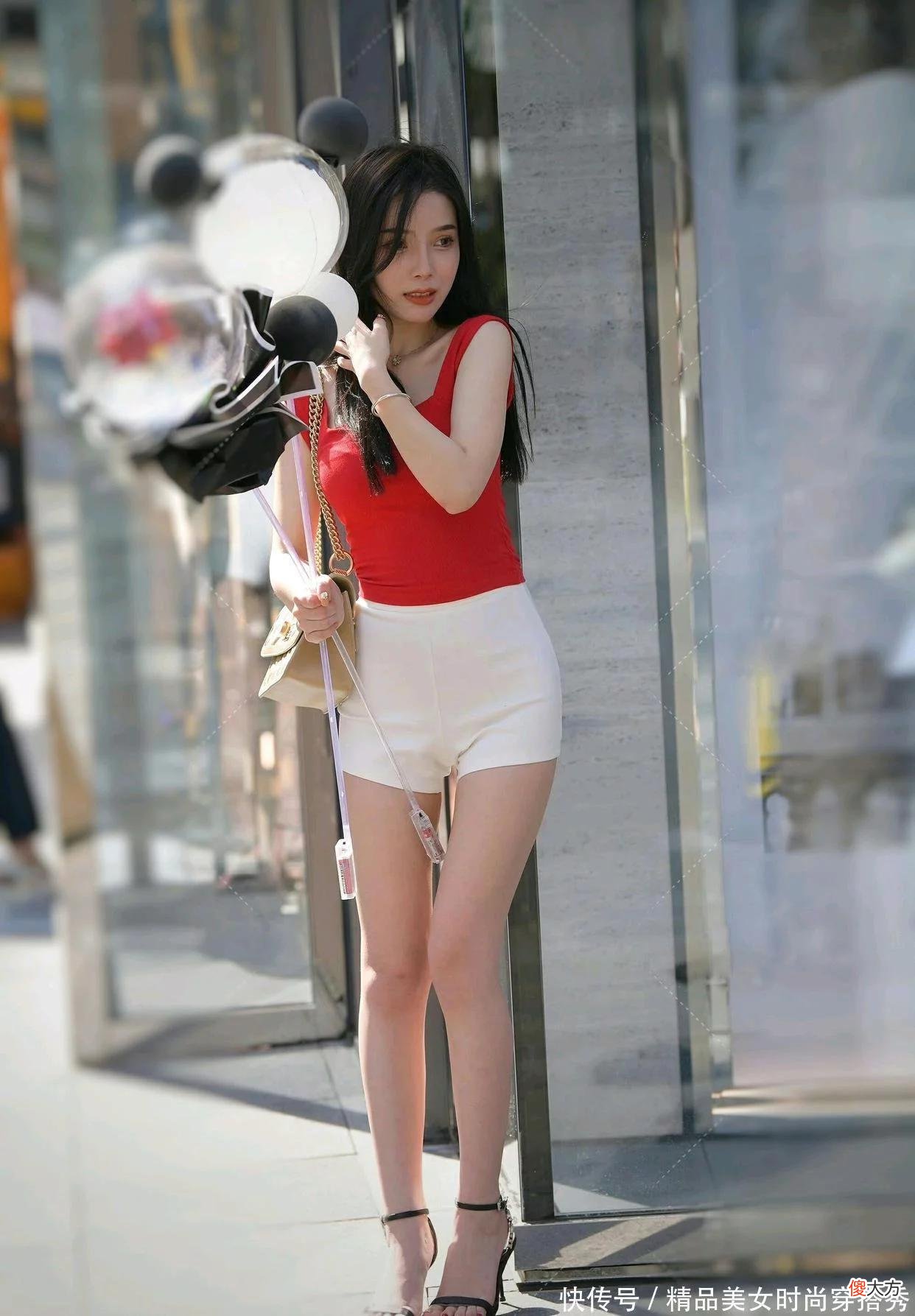 【时尚一点】小个子美女时尚穿搭来了，红色背心搭配白色短裤和黑色高跟鞋精致可爱