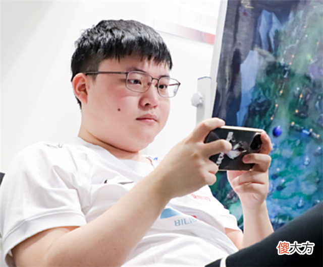 【游戏世界】uzi跟粉丝请假：开始照顾宝宝，还用自己“黑称”给他取了4个名字