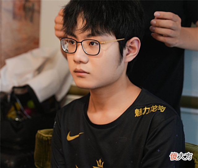 【游戏世界】梦幻联动，showmaker观看LPL战队整活自己，反应逗乐观众