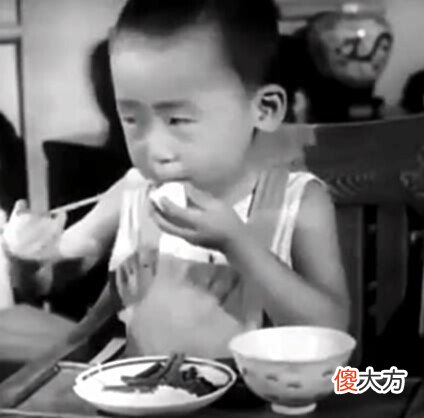 【历史故事】民国老照片:真实记录大户人家的吃饭过程,来看看吃的什么饭?