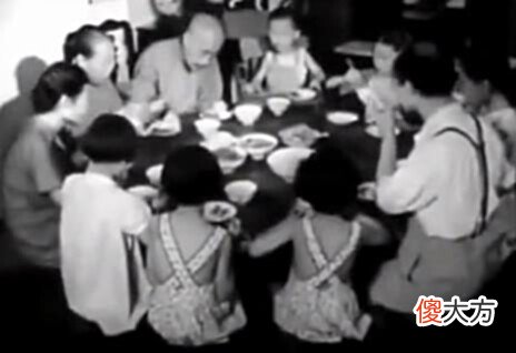 【历史故事】民国老照片:真实记录大户人家的吃饭过程,来看看吃的什么饭?