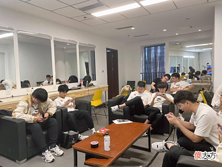 【游戏世界】狼队向鱼再次无缘首发,GK有望率先保级S组,八位解说看好GK获胜