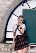 【时尚一点】“澳洲野玫瑰”朴彩英，白色衬衫搭配格子百褶裙，借鉴度满分