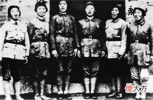 【历史故事】新四军女战士潜入机要室，截获蒋军机密情报，揪出2名潜伏内鬼