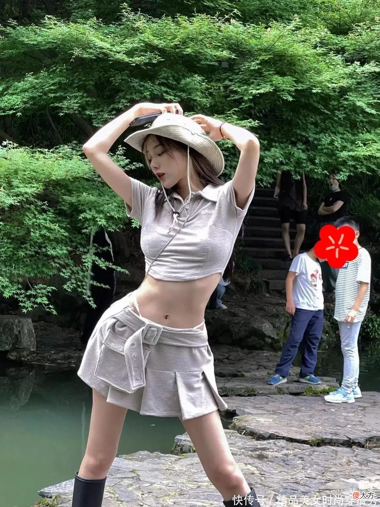 【就爱时尚】灰色露脐背心套装搭配黑色长筒皮靴真是酷炫时髦又高级