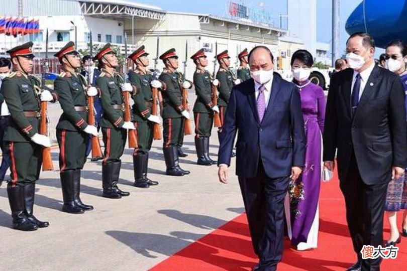 【就爱时尚】越南第一夫人气质不错,穿鲜艳“奥黛”配珍珠项链,看着就好贵气