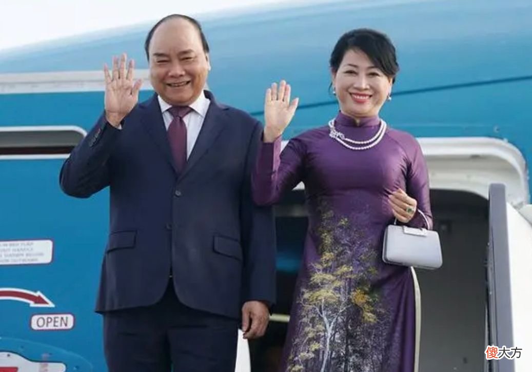 【就爱时尚】越南第一夫人气质不错,穿鲜艳“奥黛”配珍珠项链,看着就好贵气