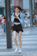 【时尚一点】黑色牛仔短裤配吊带衫，清凉时尚又显腿长