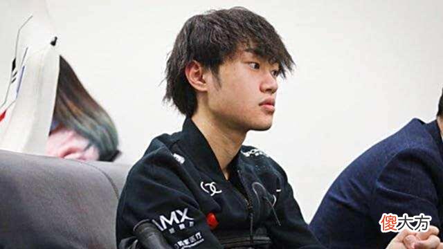【游戏世界】继Zoom后,Yagao也在赛后采访嘲讽Knight,不愧是小天的好兄弟
