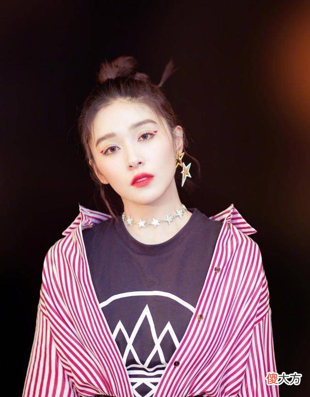 【就爱时尚】阚清子私人服装在名单上，破天荒在裙子里放了件长衬衫，气质不同