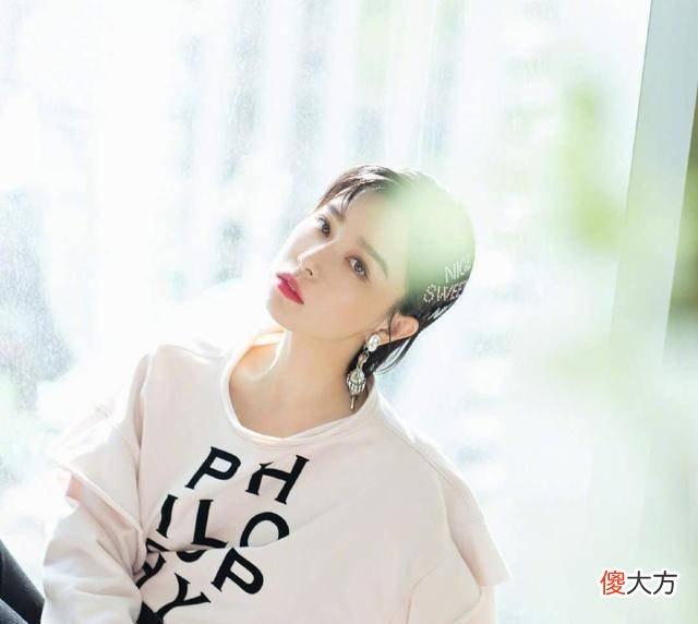 【就爱时尚】阚清子私人服装在名单上，破天荒在裙子里放了件长衬衫，气质不同