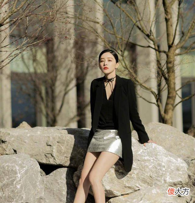 【就爱时尚】阚清子私人服装在名单上，破天荒在裙子里放了件长衬衫，气质不同