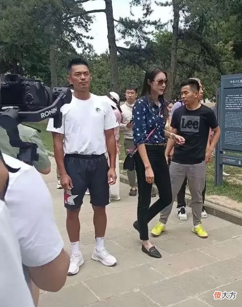 【就爱时尚】林丹一家六口罕见同框，老婆穿衬衫气场强大，林丹越来越有男人味