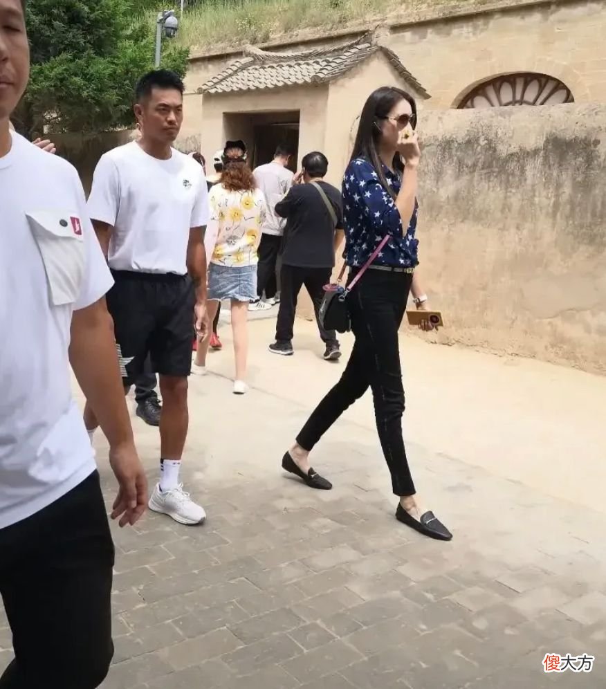 【就爱时尚】林丹一家六口罕见同框，老婆穿衬衫气场强大，林丹越来越有男人味