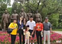 【就爱时尚】林丹一家六口罕见同框，老婆穿衬衫气场强大，林丹越来越有男人味