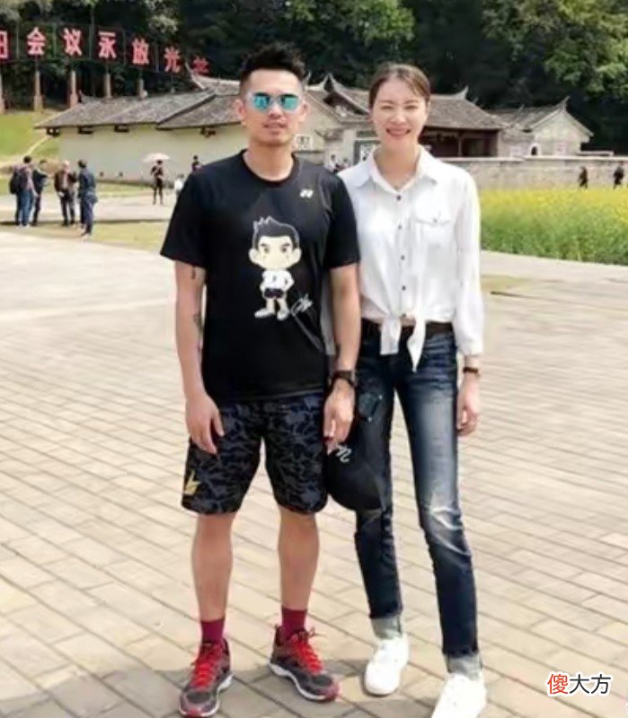 【就爱时尚】林丹一家六口罕见同框，老婆穿衬衫气场强大，林丹越来越有男人味
