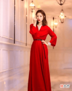 【时尚一点】林心如a裙的美丽氛围，双脚踩在一双马靴上