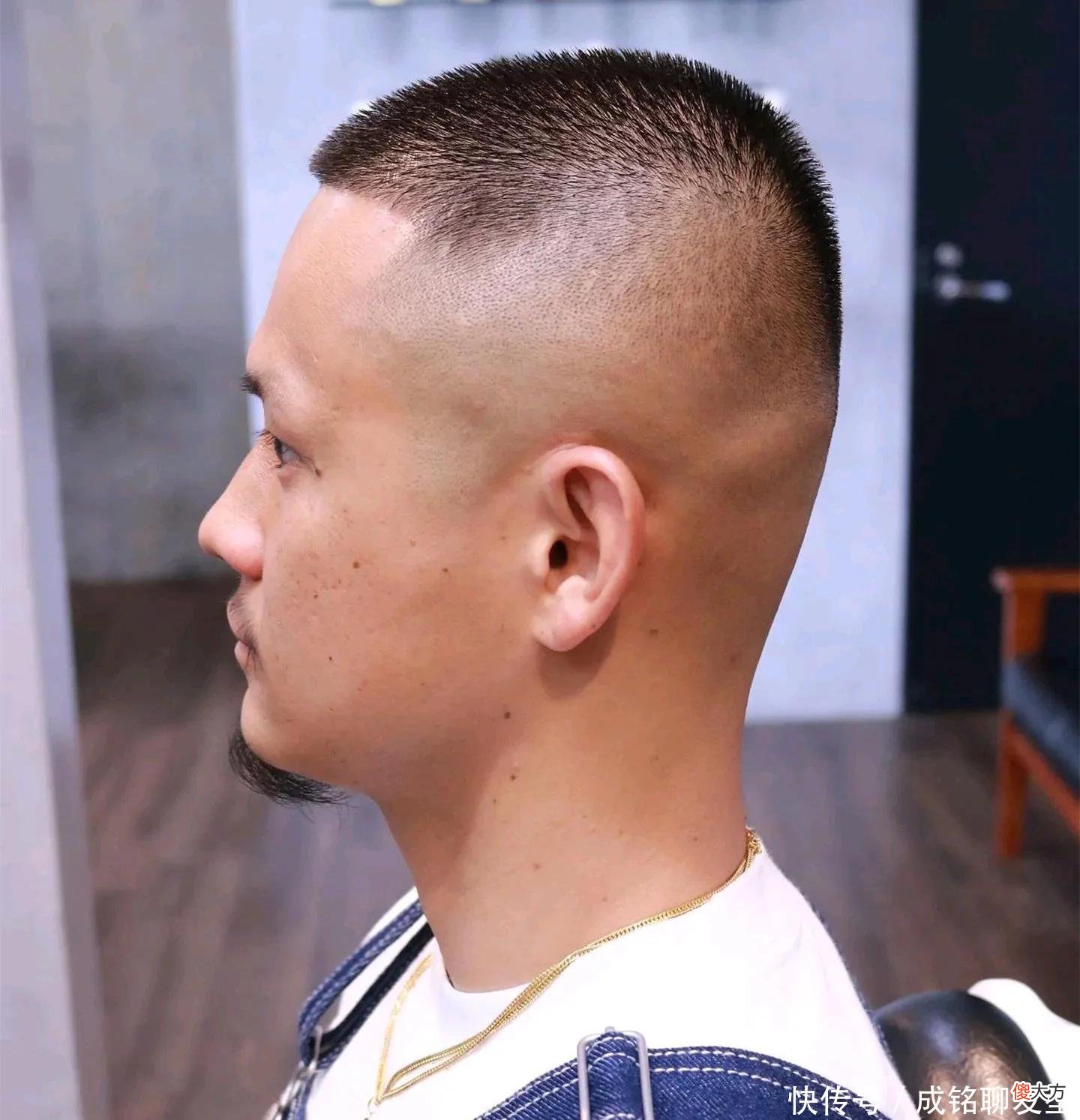 【时尚一点】中年大叔白发多发量稀少，别再剃光头了，这10款发型帅气又显年轻
