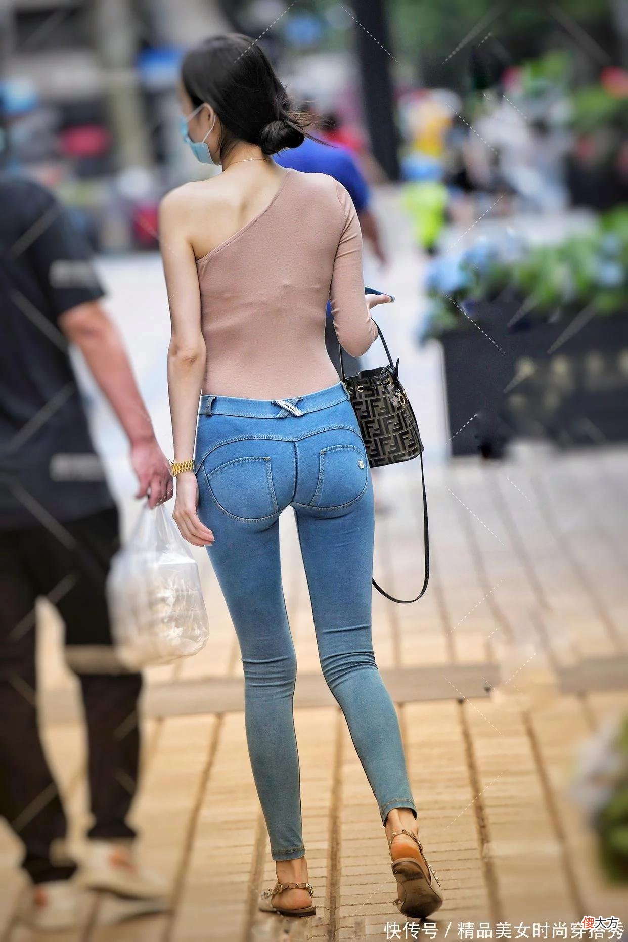 【就爱时尚】偏瘦的女生能显得圆润性感吗？这时候需要一条低腰细腿牛仔裤就OK了。