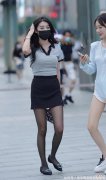 【时尚一点】灰色黑边短袖背心搭配黑色短裙和黑丝不仅显女性成熟美，而且还略带小性感