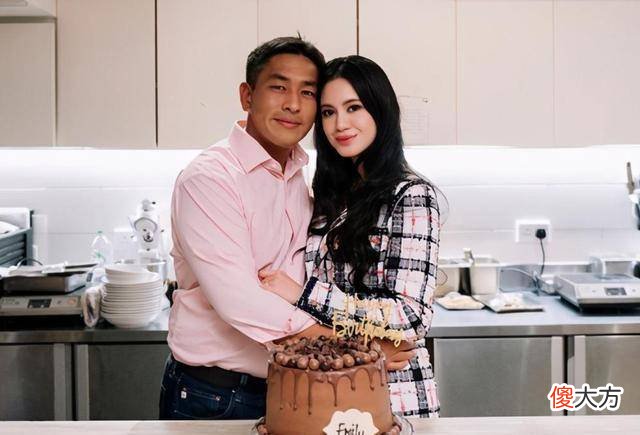 【时尚一点】何正德长得老成持重,穿蓝色衬衫亲吻林恬儿画面温馨有爱