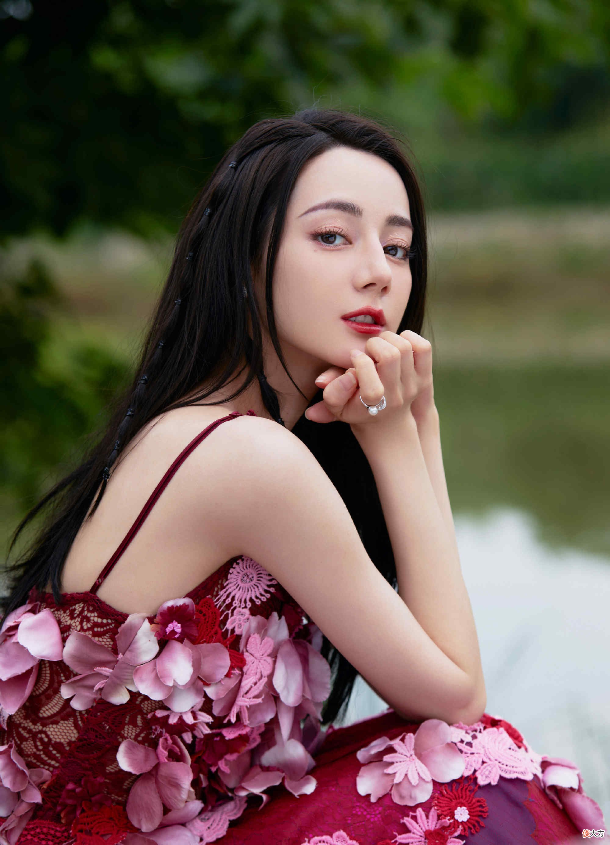 【时尚一点】迪丽热巴的粉红立体花朵连衣裙造型，网友的声音都一致的
