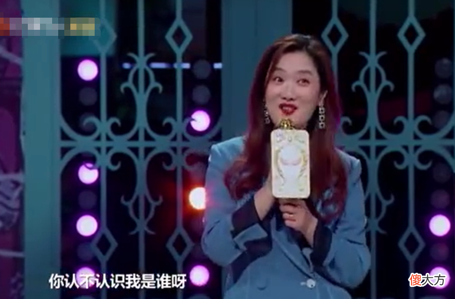 玲花吃小龙虾太激动！吃太快手被虾壳扎破，衣服上沾满油点不在意