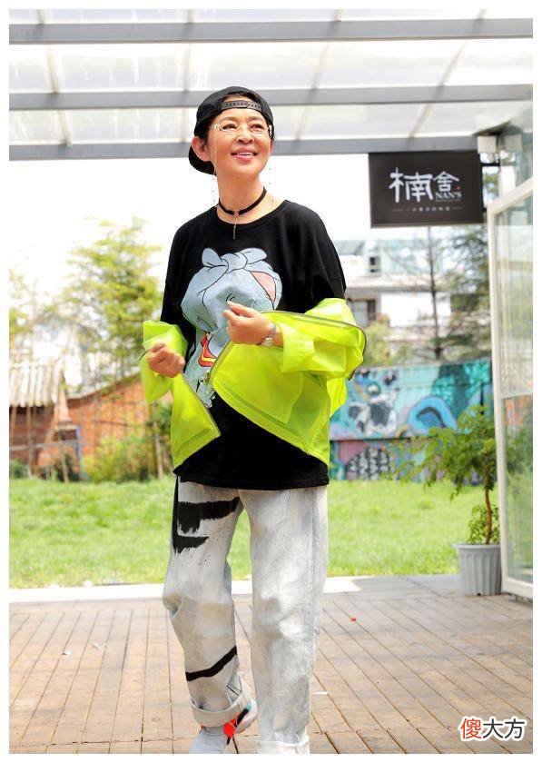 【时尚一点】倪萍终于反击了，穿嘻哈拍下大片，网友：人靠衣服