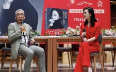 【时尚一点】红色的西装上衣配有六颗纽扣加以装饰给人一种休闲感受