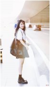 【时尚一点】李菲儿穿露脐白衬衫配黑裙子，简约清爽也不失时髦感