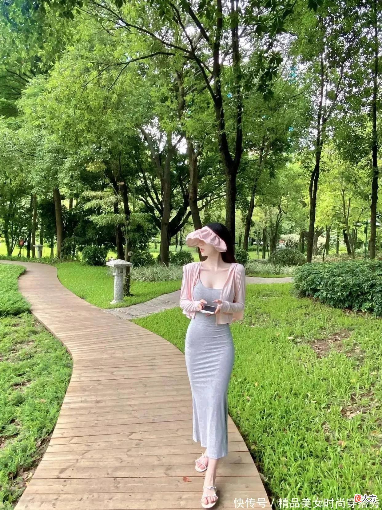 【时尚一点】波浪款设计的大檐空顶防晒帽就更加有设计感,防晒的同时也能兼顾造型