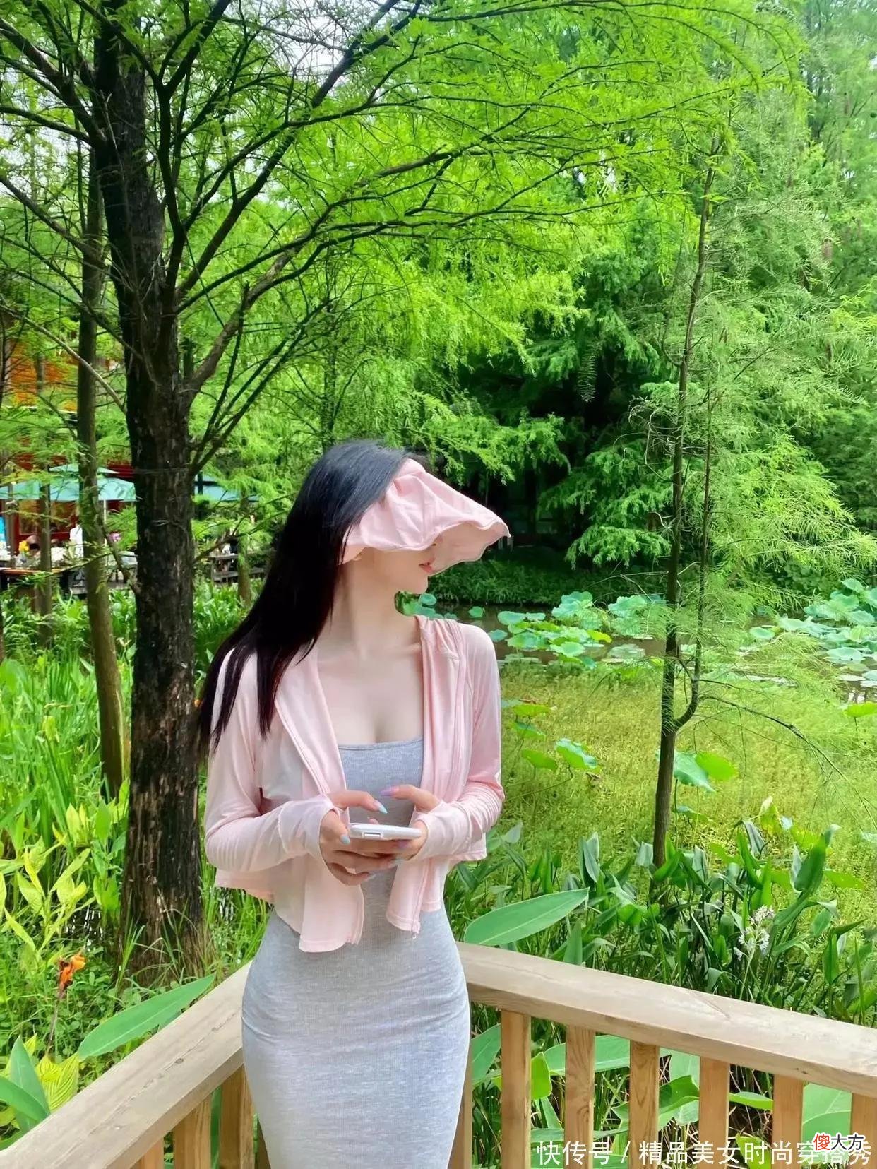 【时尚一点】波浪款设计的大檐空顶防晒帽就更加有设计感,防晒的同时也能兼顾造型