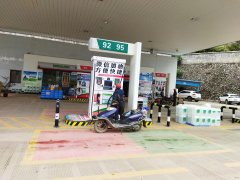加油站里的各种不同级别的加油卡 油卡不同加油站通用吗