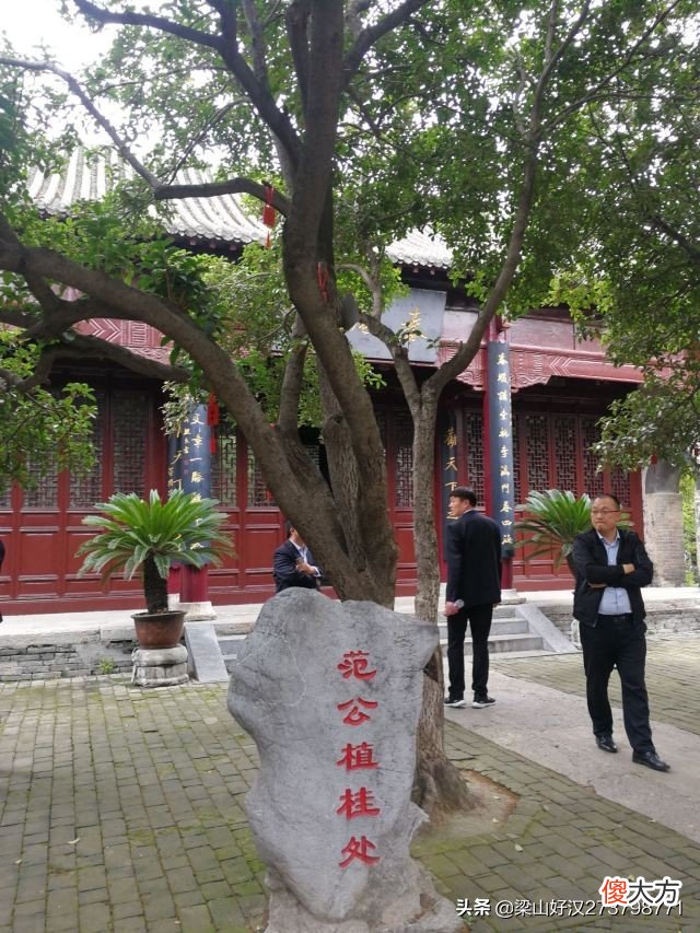 作者根据绘画创作于千里之外的一个普通书院 根据文学作品创作的绘画