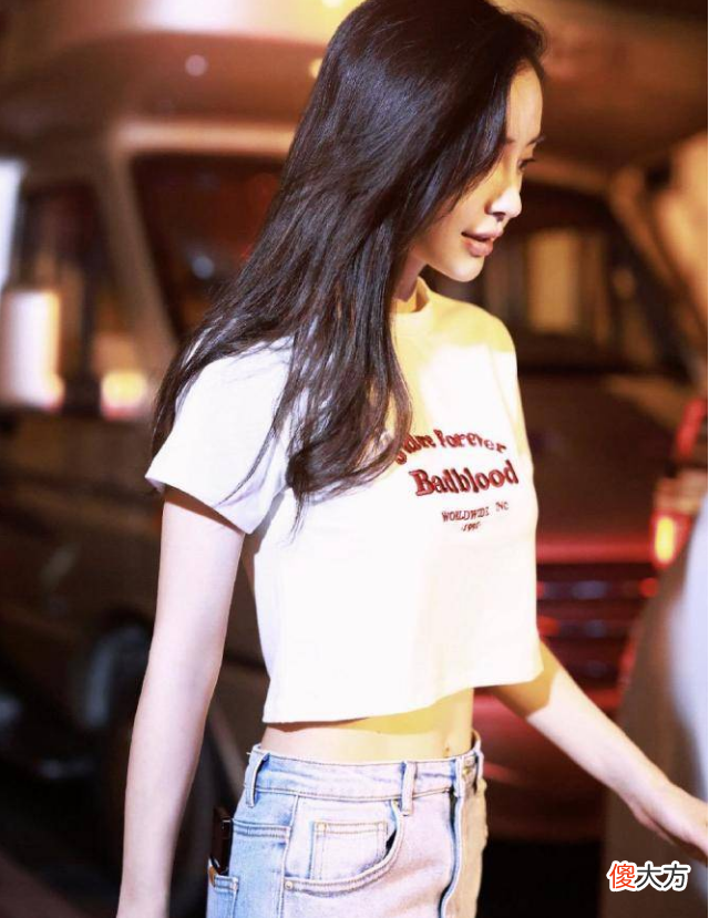 【就爱时尚】“水萝卜”的紧身牛仔裤，baby女神的小蛮腰，网友：完美！