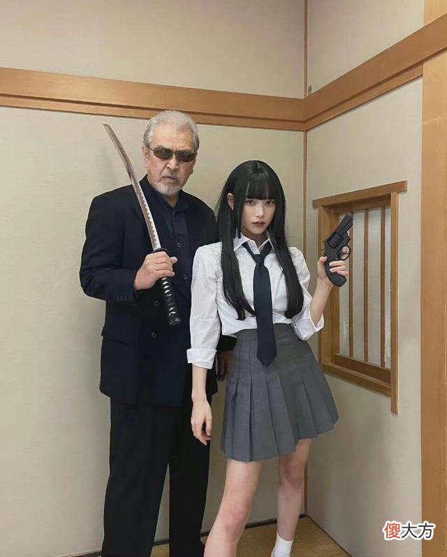 【时尚一点】“黑道父女”帅上热搜，获百万点赞，网友：真是太酷了！