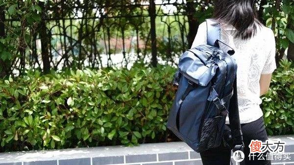【就爱时尚】光影行星宙斯双肩包：时尚、能装，出行好伴侣