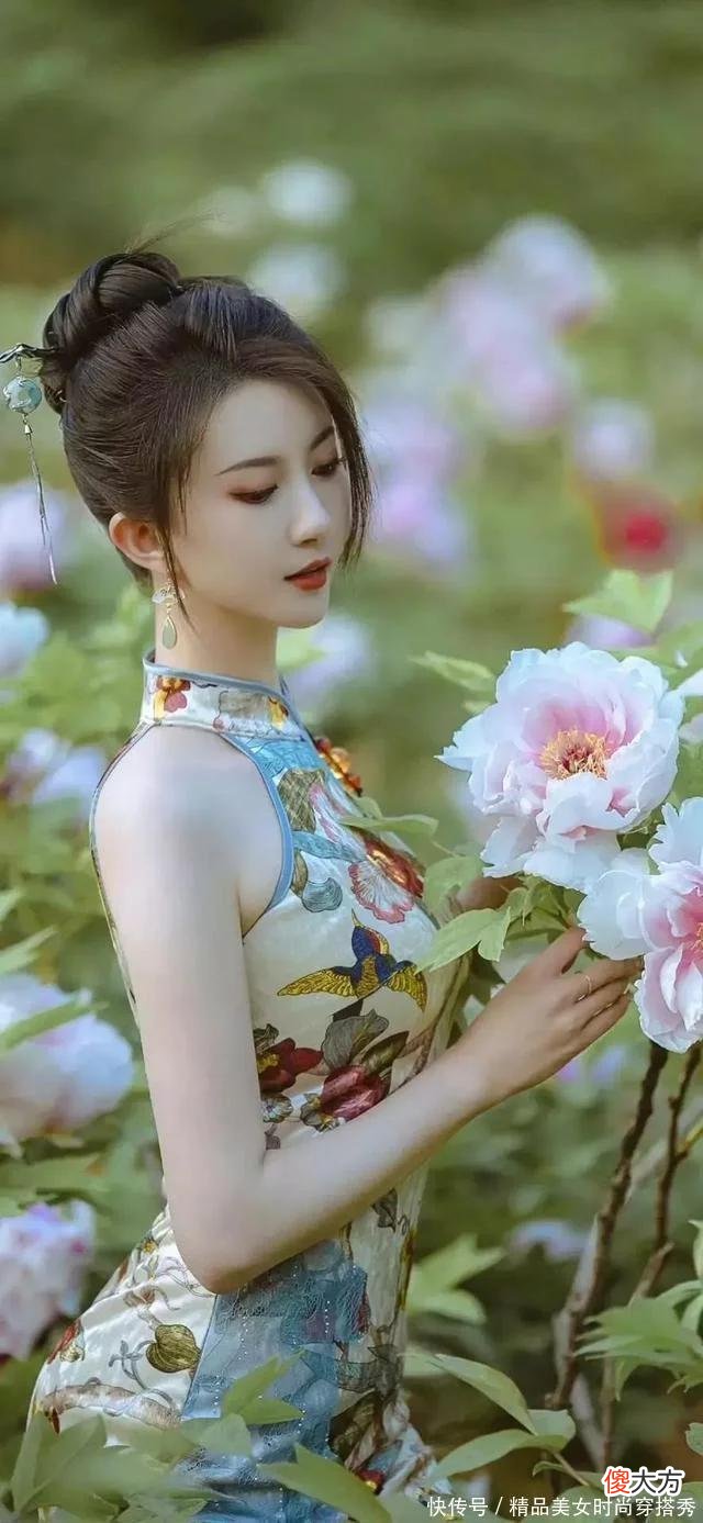 【就爱时尚】无袖的改良版旗袍绽放东方女性成熟的魅力，端庄又性感
