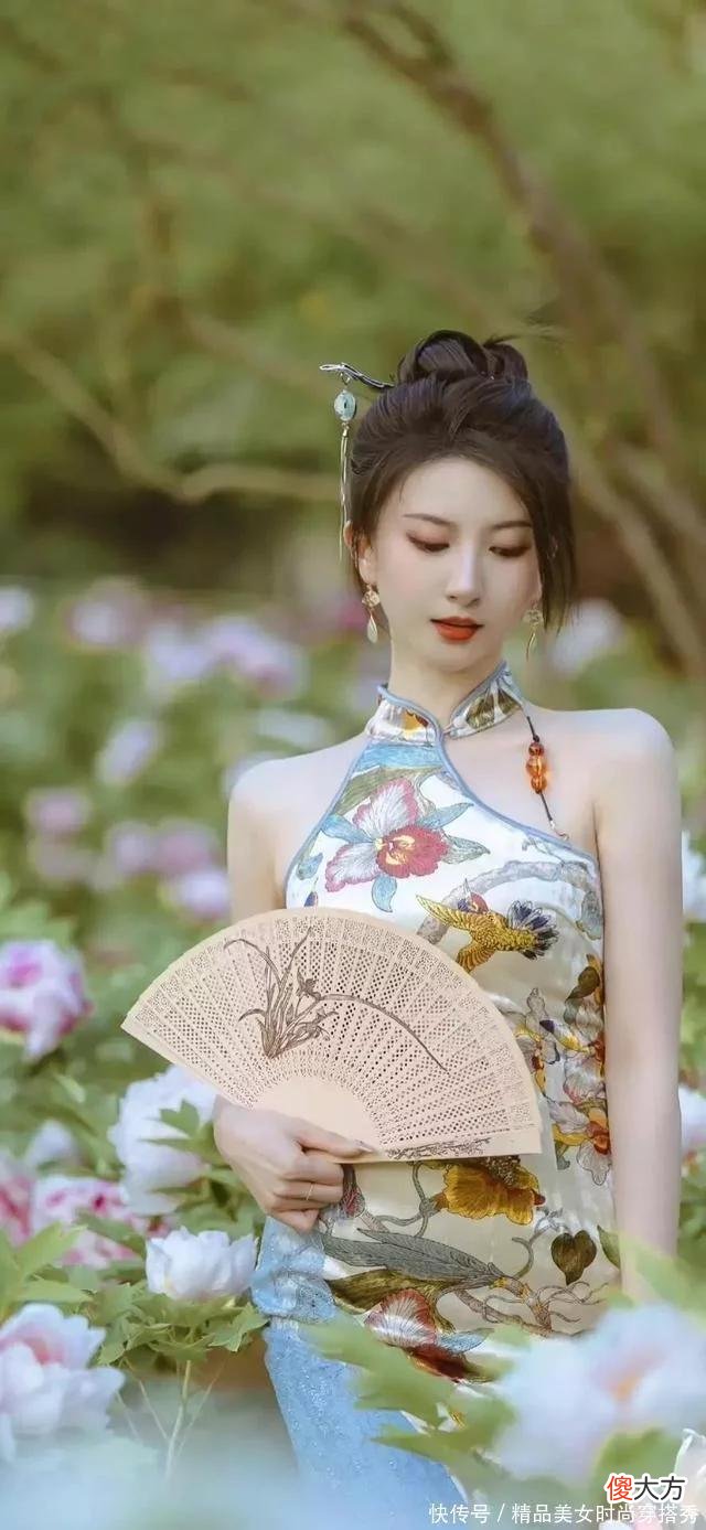 【就爱时尚】无袖的改良版旗袍绽放东方女性成熟的魅力，端庄又性感